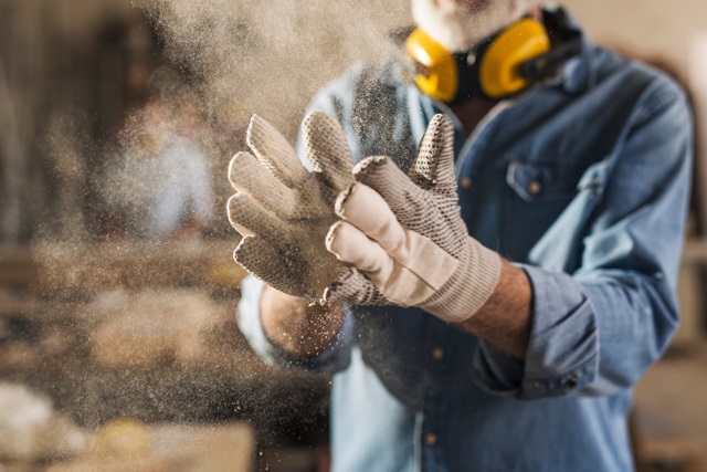 Guanti da lavoro: le principali tipologie di DPI per la protezione delle mani