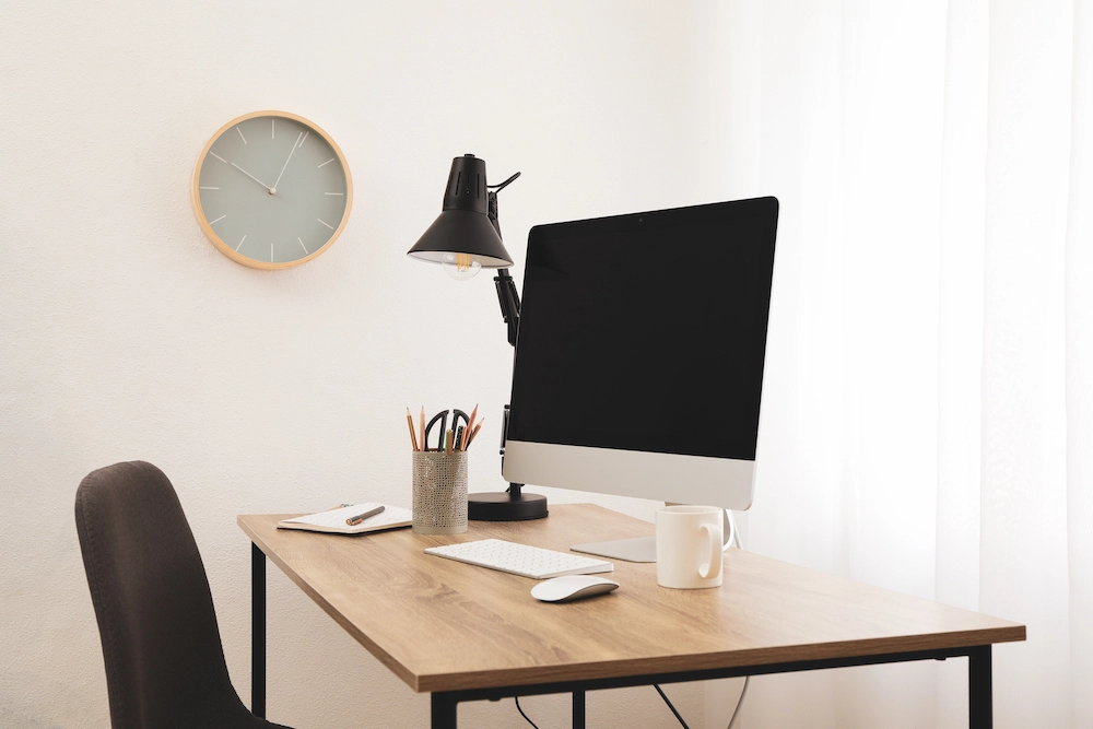 Minimalismo sulla scrivania: quali articoli da cancelleria scegliere per lavorare meglio