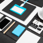 Kit di benvenuto per nuovi dipendenti: come preparare un kit onboarding efficace Blank corporate stationery set on wood table background. Branding mock up.